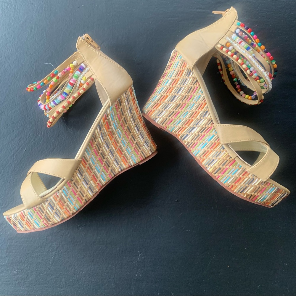 NWOT Vintage Pump,platform on the bottom,Bohemian Pearls across the top!